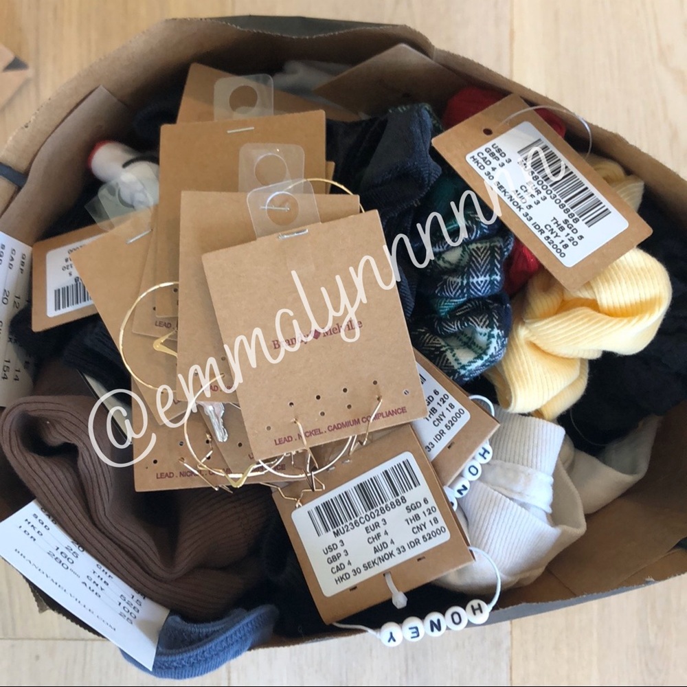 BRANDY MELVILLE MYSTERY BUNDLES!! - Picture 4 of 8